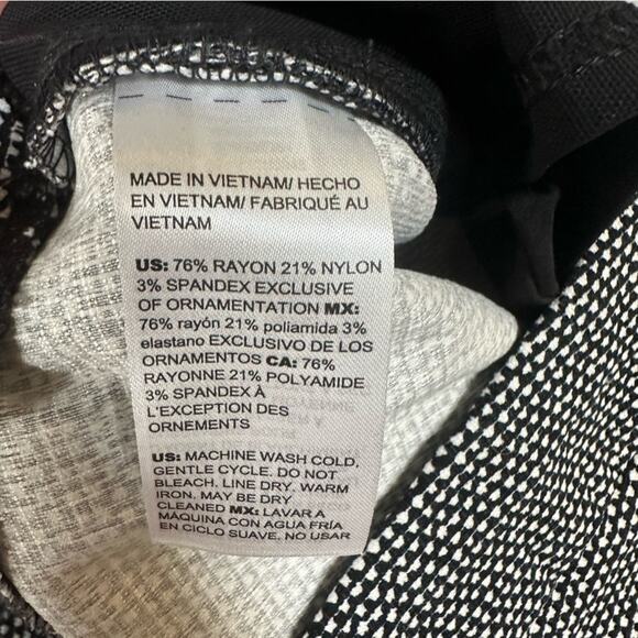 NEW Chico's So Slimming Brigitte Pompom Hem Slim Crop Size 1.5 (US Medium/10) - Picture 7 of 9